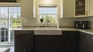 Private kitchen - Morrison’s Beach Road Island Retreat (Georgetown)