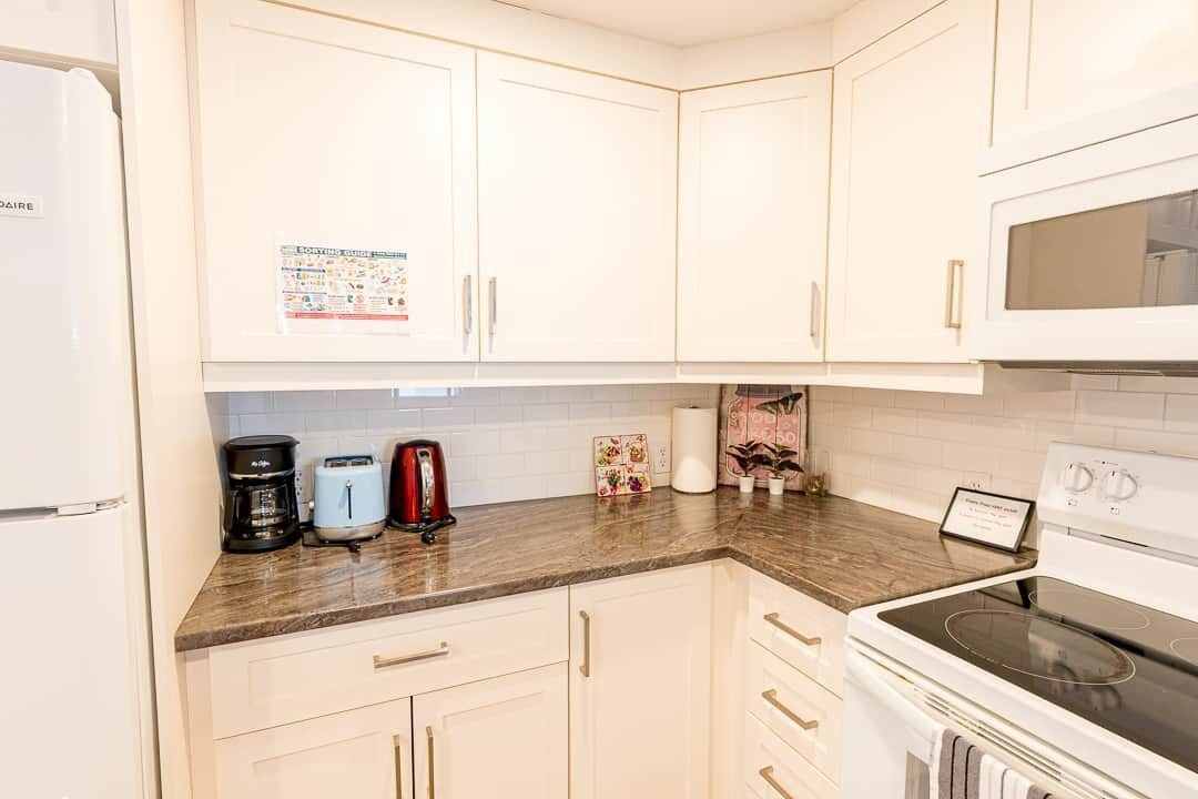 Réfrigérateur, four à micro-ondes, un four, surface de cuisson