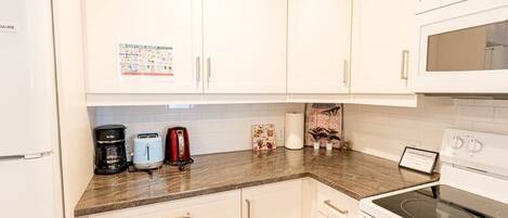 Réfrigérateur, four à micro-ondes, un four, surface de cuisson