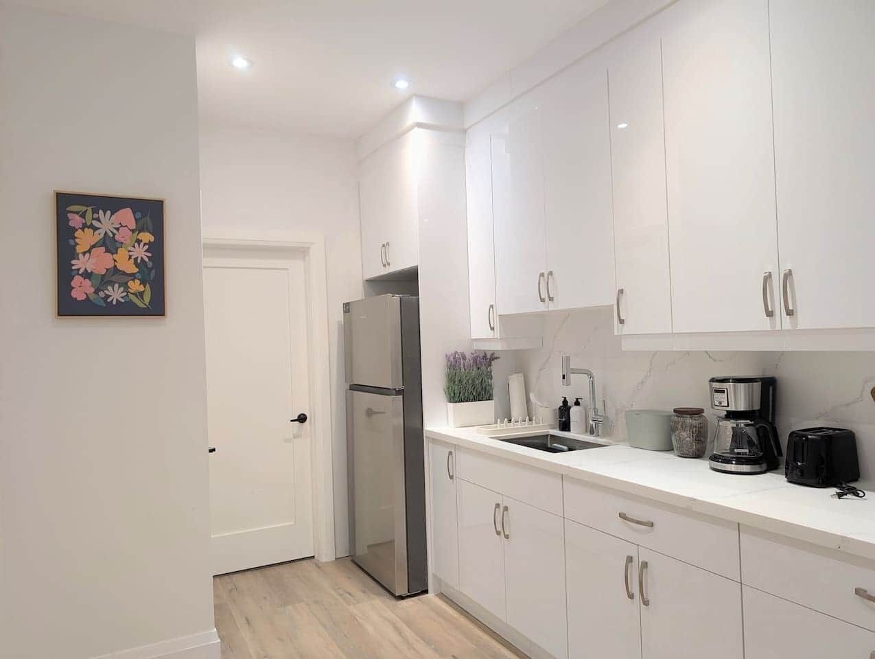 Kühlschrank, Mikrowelle, Toaster, Kochgeschirr/Geschirr/Besteck