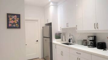 Kühlschrank, Mikrowelle, Toaster, Kochgeschirr/Geschirr/Besteck