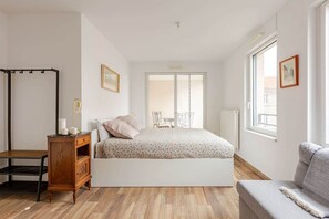 Bureau, fer et planche à repasser, lit de bébé portatif