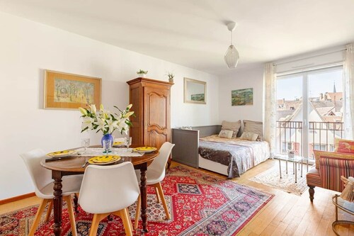 Spacious 2-bedroom apartment – Prime city center location