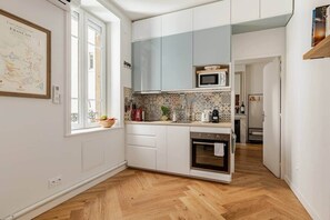 Réfrigérateur, micro-ondes, four, plaque de cuisson