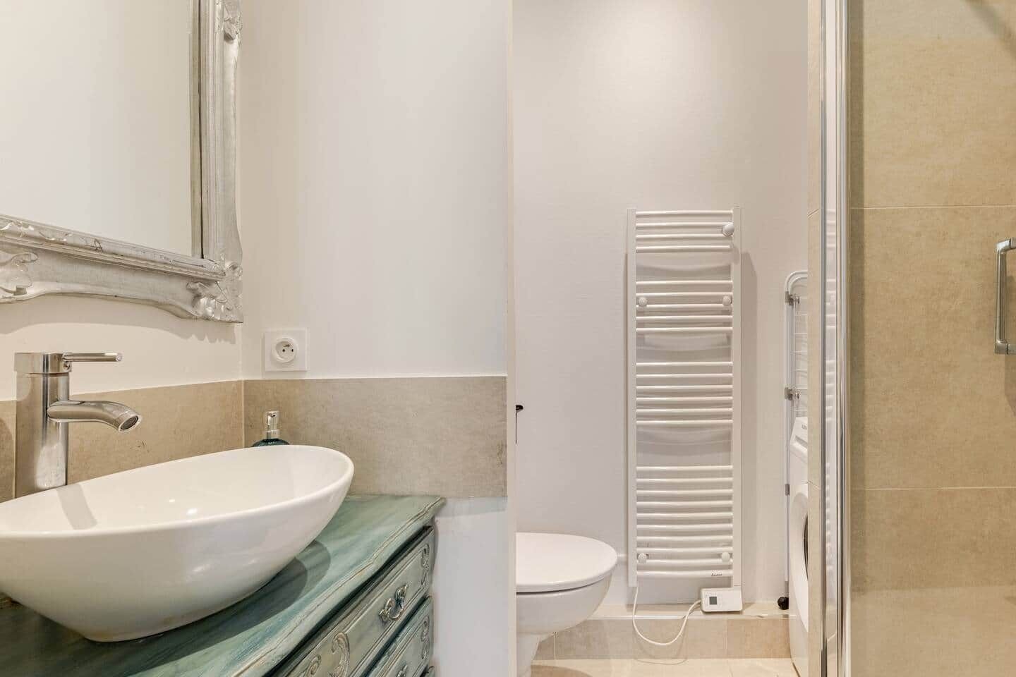 Douche, sèche-cheveux, savon, shampoing