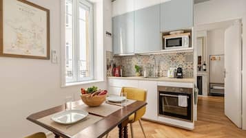 Køleskab, mikrobølgeovn, ovn, kogeplade