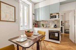 Réfrigérateur, micro-ondes, four, plaque de cuisson