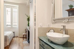 Schreibtisch, Bügeleisen/Bügelbrett, Reisekinderbett, kostenloses WLAN