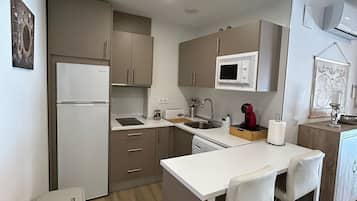 Fridge, microwave, stovetop, coffee/tea maker