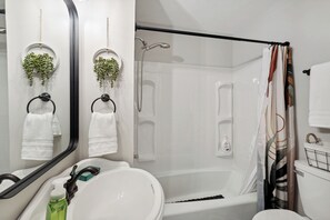 Hair dryer, towels, soap, shampoo - Boho abode Uptown Maumee by River-GREEN Side! (Maumee)