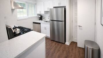 Frigorífico, horno, placa de cocina y lavavajillas