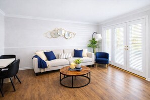 Una televisión, una pantalla de ordenador