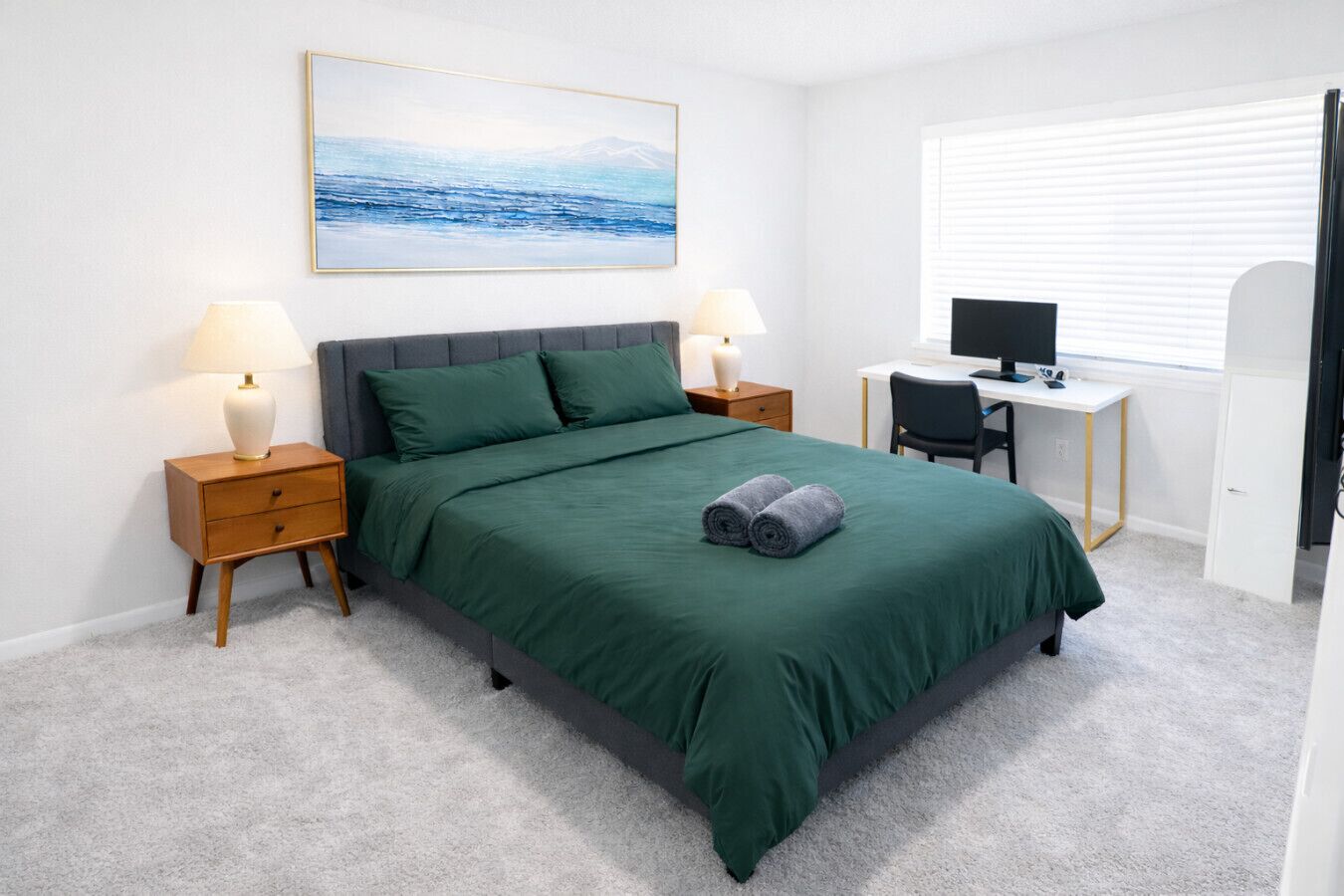 Escritorio, tabla de planchar con plancha, cuna de viaje y wifi