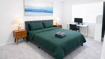 Escritorio, tabla de planchar con plancha, cuna de viaje y wifi