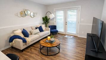 Una televisión, una pantalla de ordenador