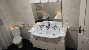 Een douche, een haardroger, handdoeken