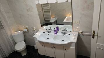 Douche, sèche-cheveux, serviettes fournies