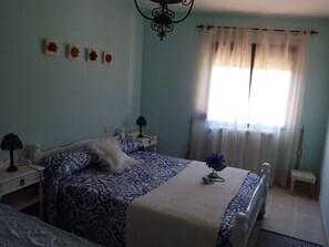 4 bedrooms, iron/ironing board, WiFi, bed sheets