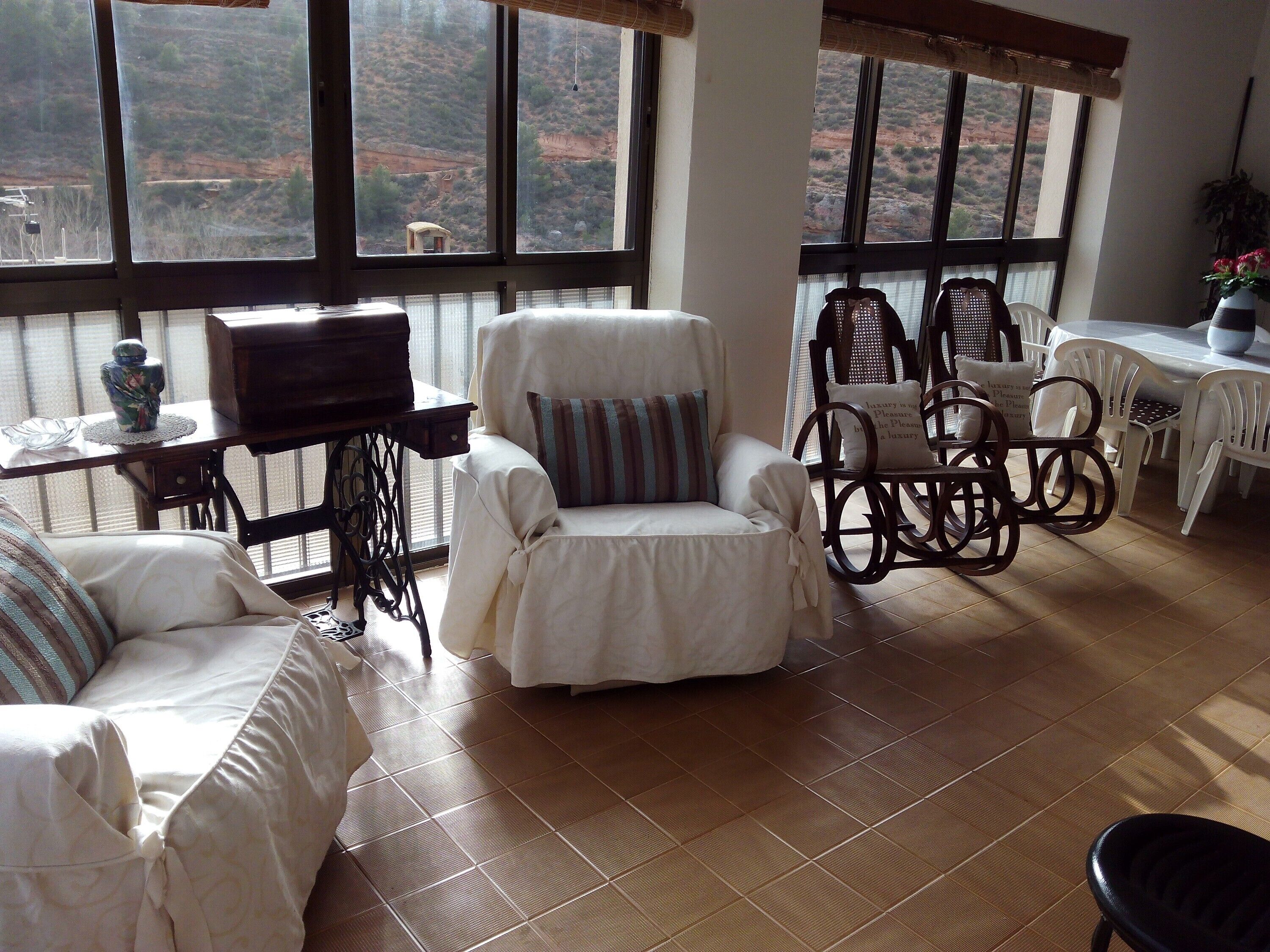 Een televisie en een open haard