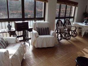 TV, fireplace - Country House 'Rural En Romari' with Wi-Fi (Mas de Jacinto)