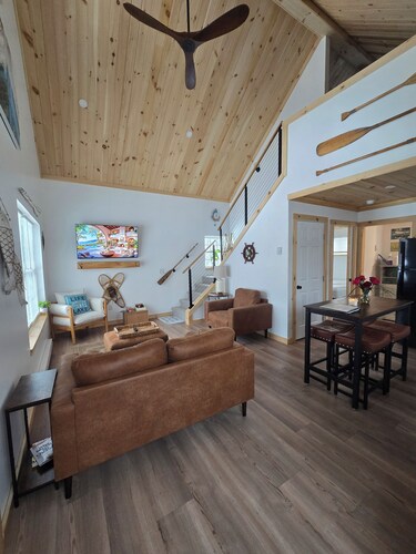 Gorgeous New 2-Bedroom Private Cabin in Charming Plattsburgh