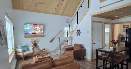 Gorgeous New 2-Bedroom Private Cabin in Charming Plattsburgh