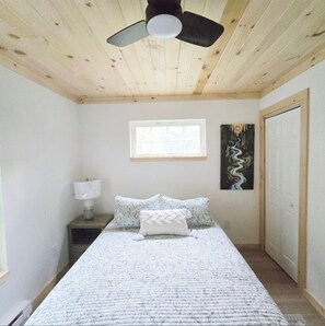 Tabla de planchar con plancha, wifi y ropa de cama 