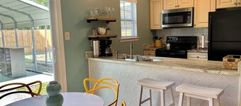 Tropical Funky Oasis- near downtown and islands. Pet Friendly!