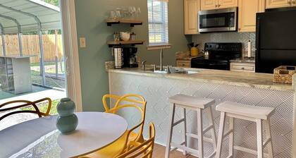 Tropical Funky Oasis- near downtown and islands. Pet Friendly!