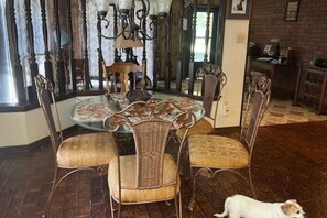 Dining - Large Family-friendly House is Perfect for Legal Shield Conference Goers! (New Orleans)