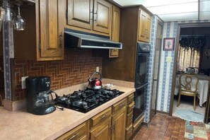 Private kitchen - Large Family-friendly House is Perfect for Legal Shield Conference Goers! (New Orleans)