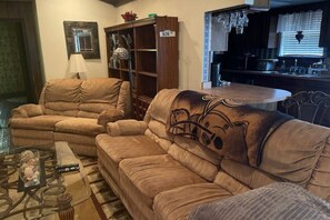 Living area - Large Family-friendly House is Perfect for Legal Shield Conference Goers! (New Orleans)