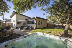 Outdoor spa tub - Hot Tub/Cold Plunge Family Friendly Stylish & Cozy (Canyon Lake)