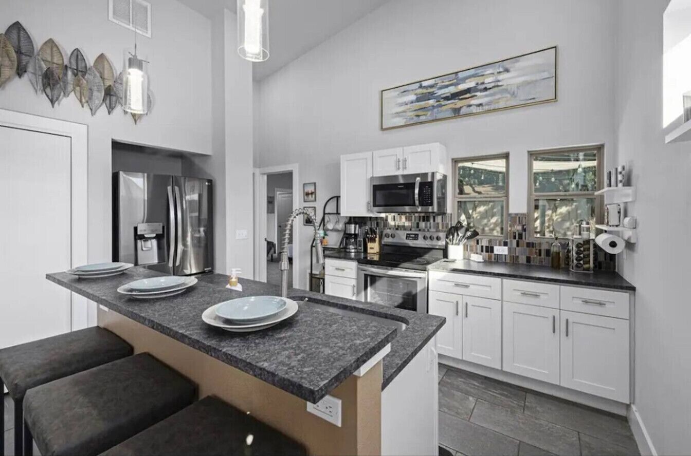 Réfrigérateur, four à micro-ondes, un four, surface de cuisson