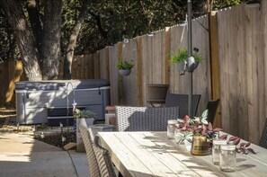 Outdoor dining - Hot Tub/Cold Plunge Family Friendly Stylish & Cozy (Canyon Lake)