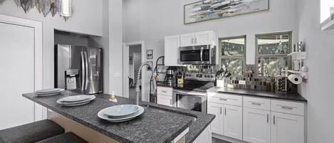 Een koelkast, een microgolfoven, een oven, een kookplaat