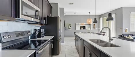 Réfrigérateur, micro-ondes, four, plaque de cuisson