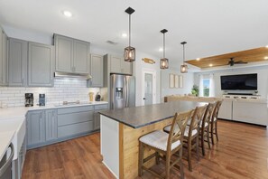 Coffee/tea maker, fridge, microwave, oven - Family Friendly! Firepit, Cornhole, & 3 Lg Decks (Canyon Lake)