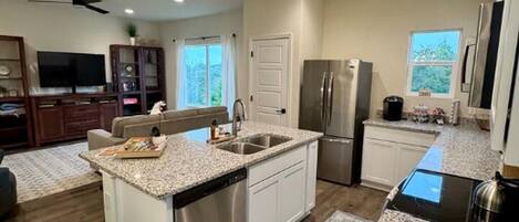 Jääkaappi, mikroaaltouuni, uuni, liesi