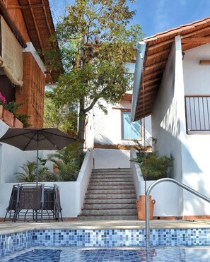 สระว่ายน้ำ