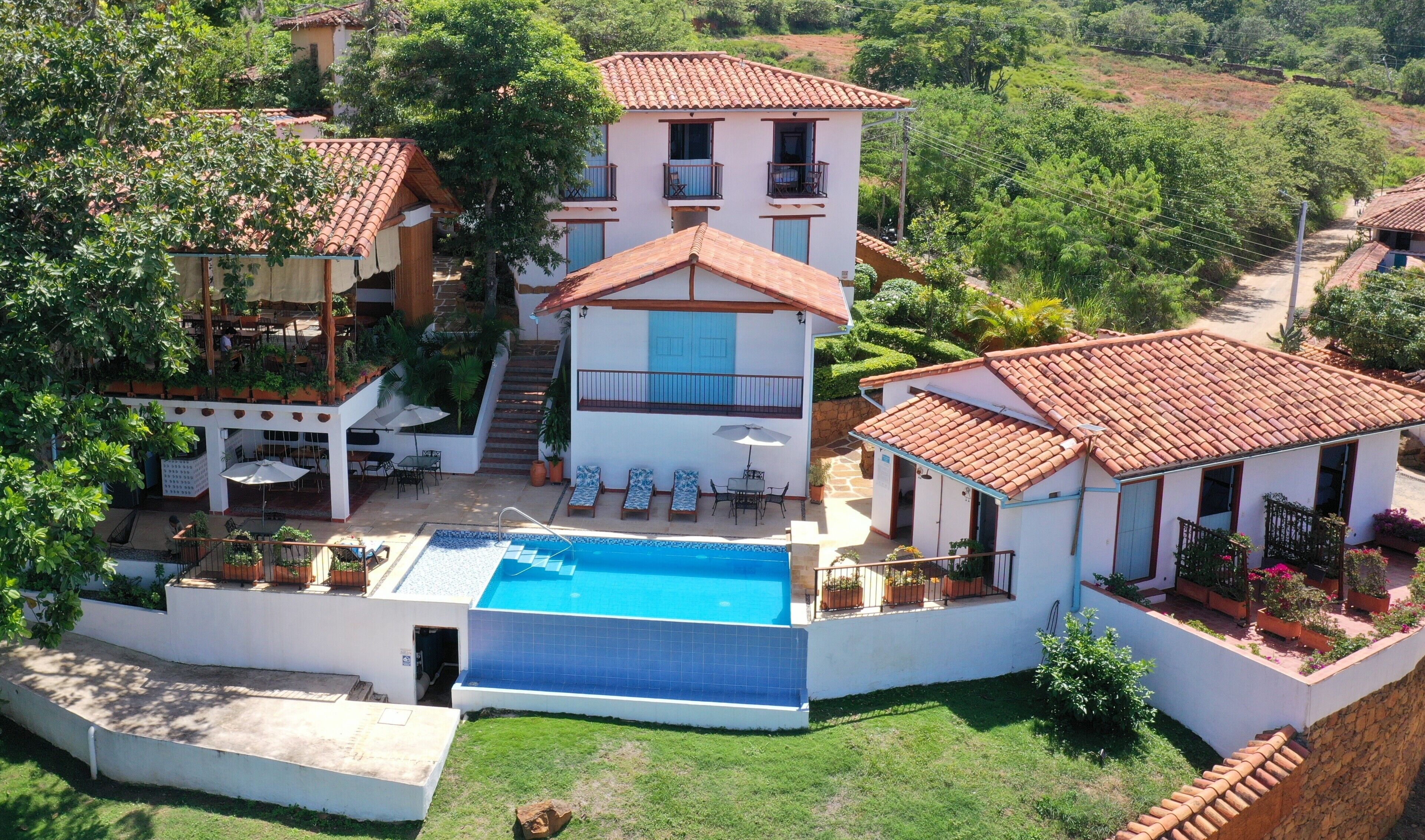 Vista frontal de la propiedad