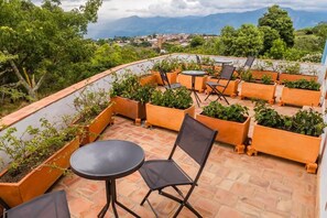 Triple Room, City View | Outdoor dining - CASA GUATI (Barichara)