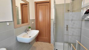 Shower, hair dryer, bidet, towels - Agave - Two Bedroom Apartment, Sleeps 5 (Olmedo)
