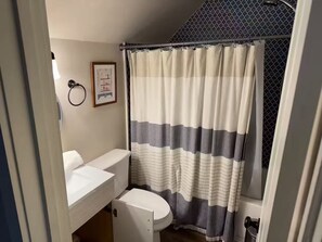 Haartrockner, Handtücher, Seife, Toilettenpapier