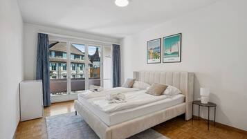 Desk, iron/ironing board, WiFi, bed sheets