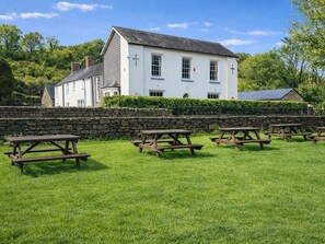 Cottage | Outdoor dining - Picton House (Carmarthen)