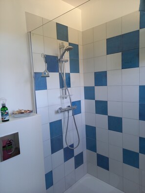 Shower, towels