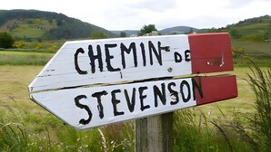 A directional signpost with 'CHEMIN DE STEVENSON' written on it. - Bed and Breakfast 'Chambre Bleue - Ostau La Lutz' with Shared Terrace, Shared Garden and Wi-Fi (Saint-Germain-de-Calberte)
