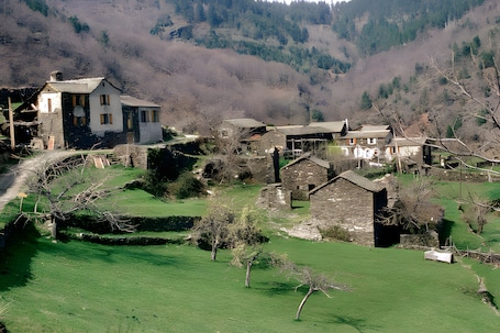 Exterior. Bed and Breakfast 'Chambre Bleue - Ostau La Lutz' with Shared Terrace, Shared Garden and Wi-Fi