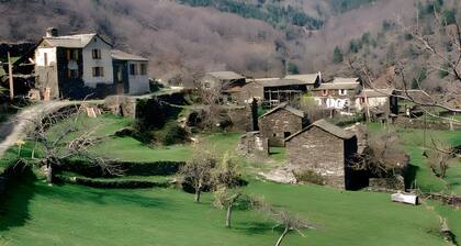 Guest Room “Chambre Bleue” with Shared Terrace & Garden, Wi-Fi